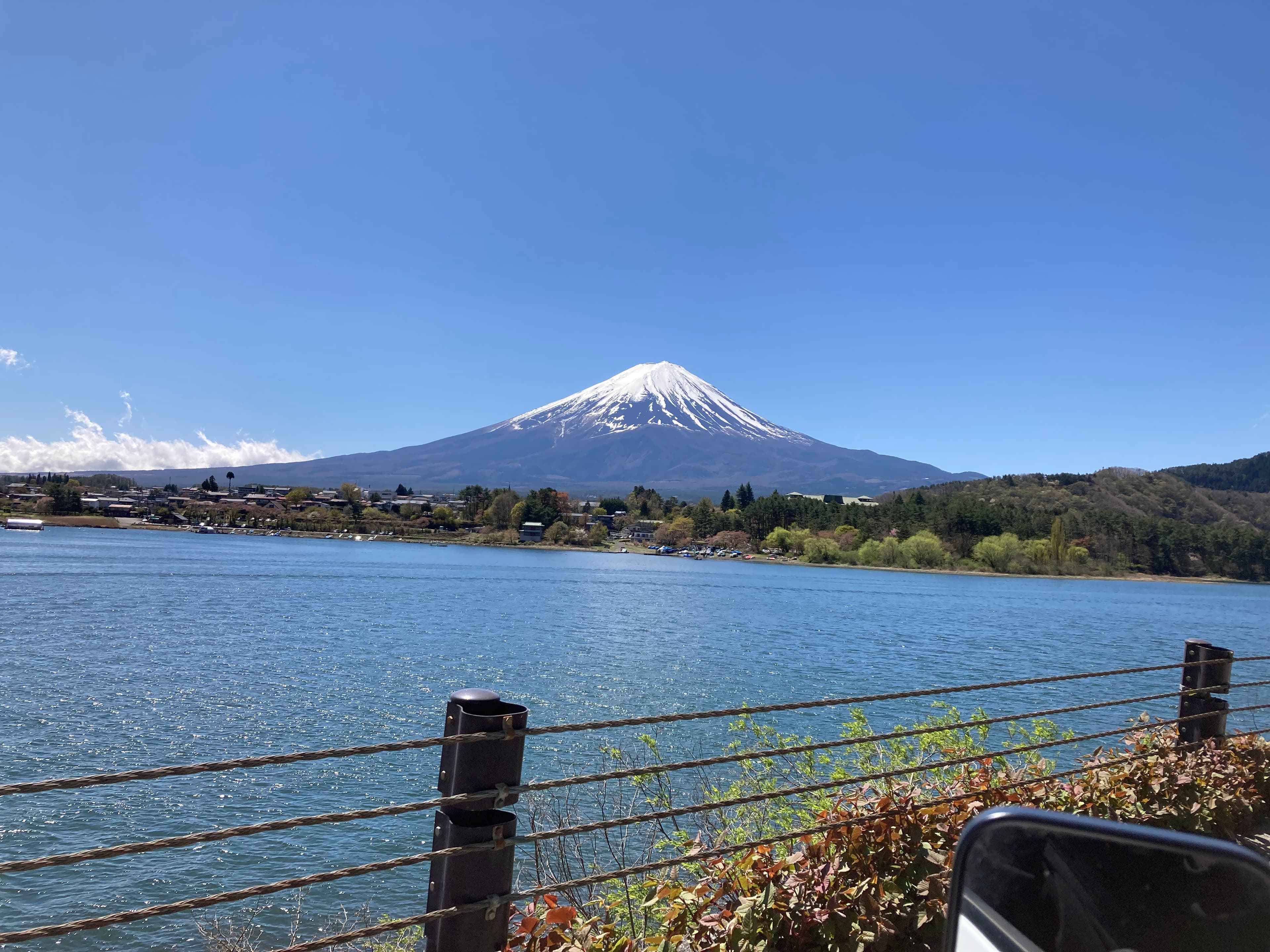 湖畔と富士山の画像